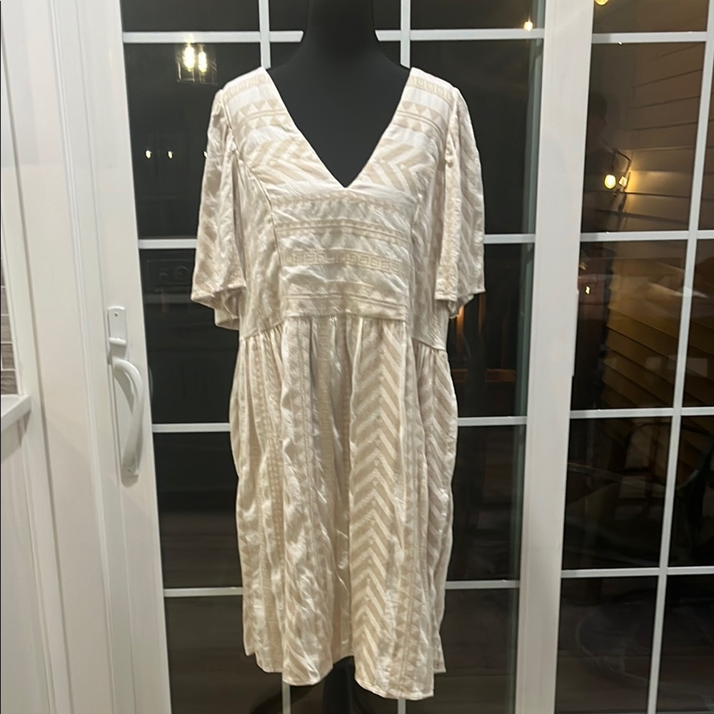 Old Navy Boho Cream V-Neck Dress. It has pockets!